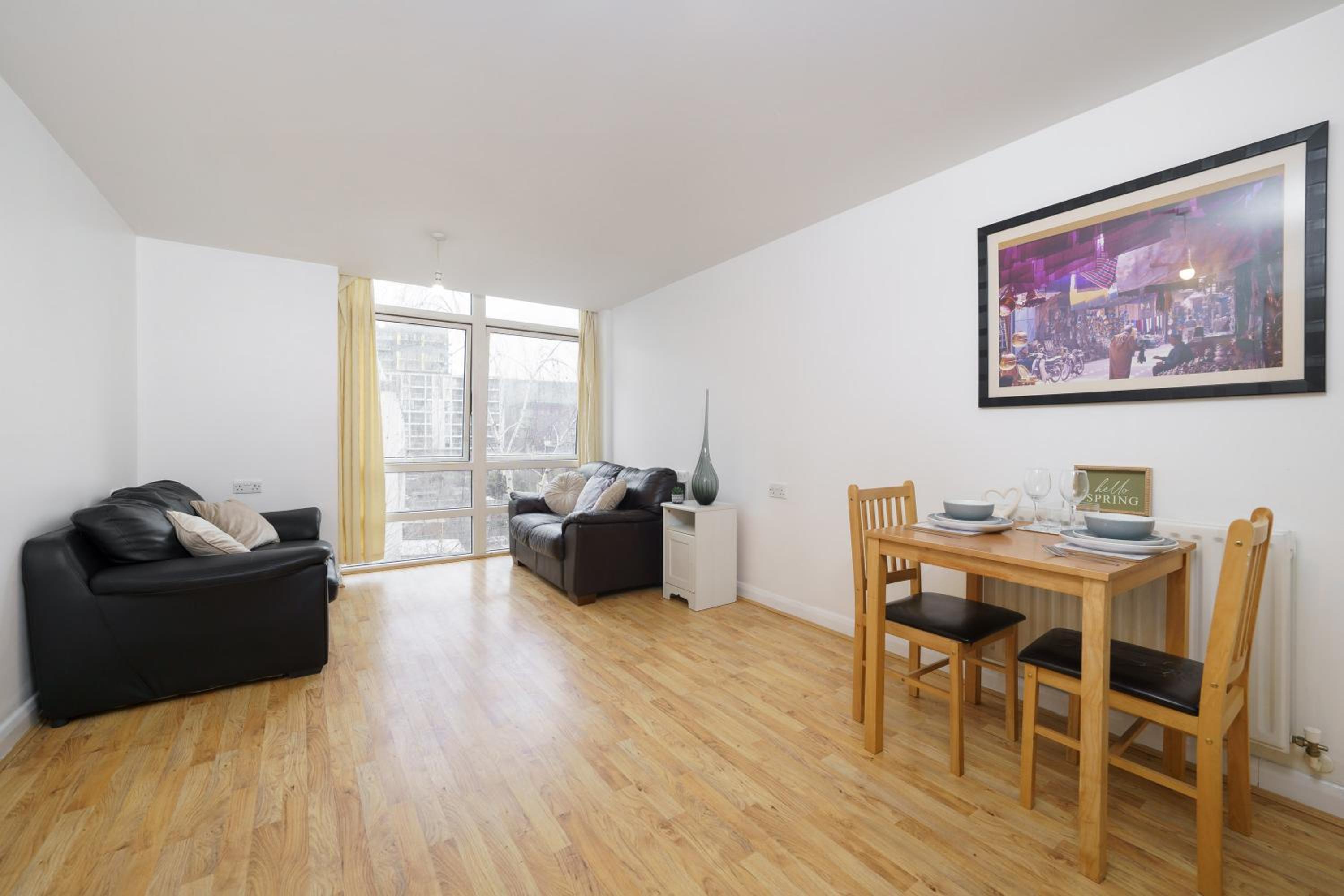 Beautiful 1 Bed Apartment with Living Room