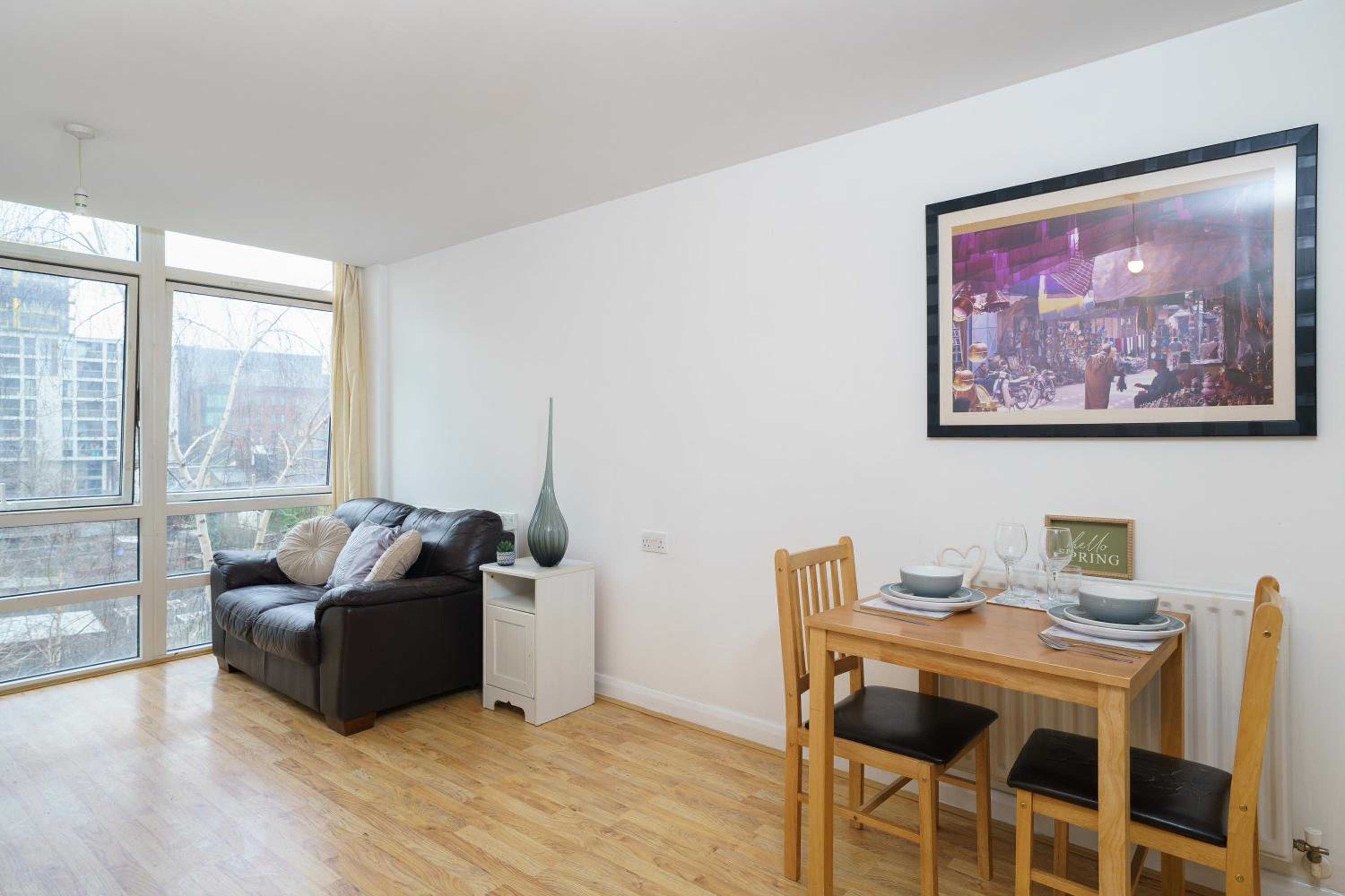 Beautiful 1 Bed Apartment with Living Room