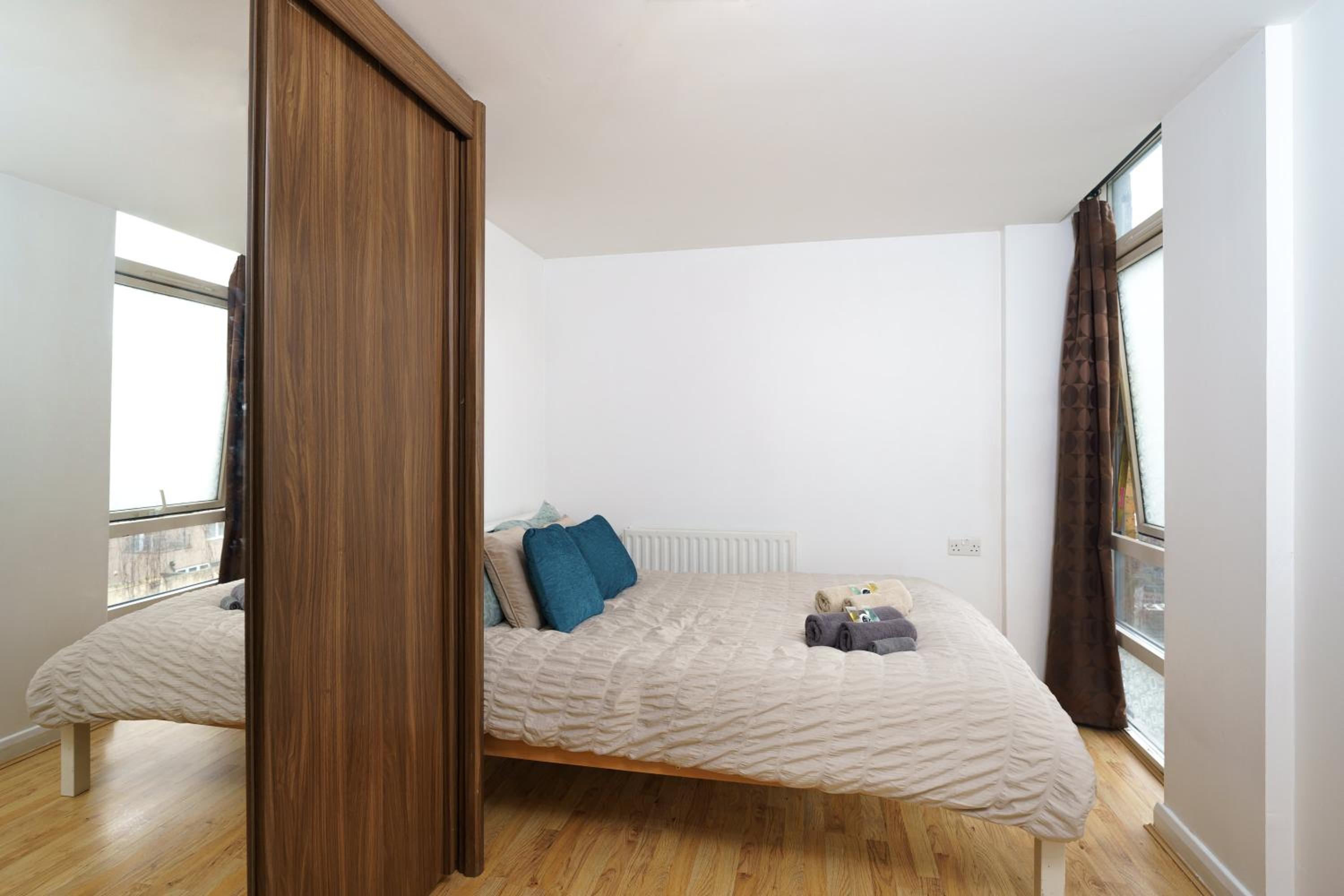 Beautiful 1 Bed Apartment with Living Room