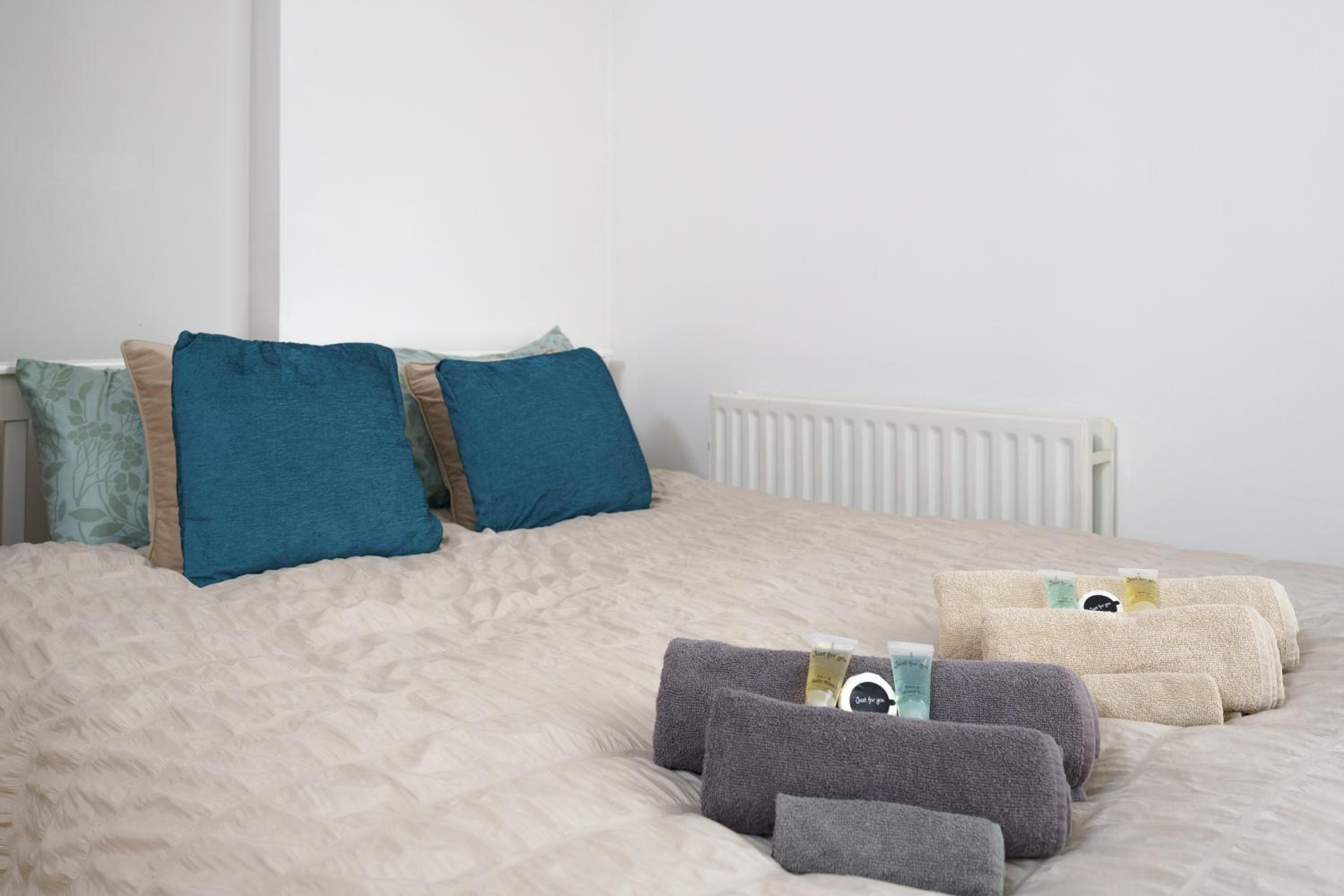 Beautiful 1 Bed Apartment with Living Room