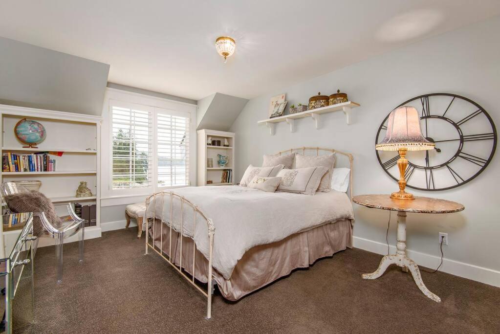 Arrive @ Deep Cove Waterfront Home