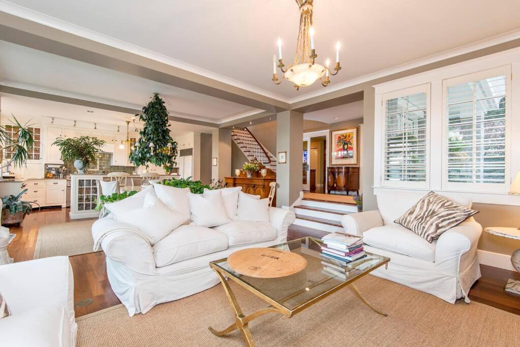 Arrive @ Deep Cove Waterfront Home