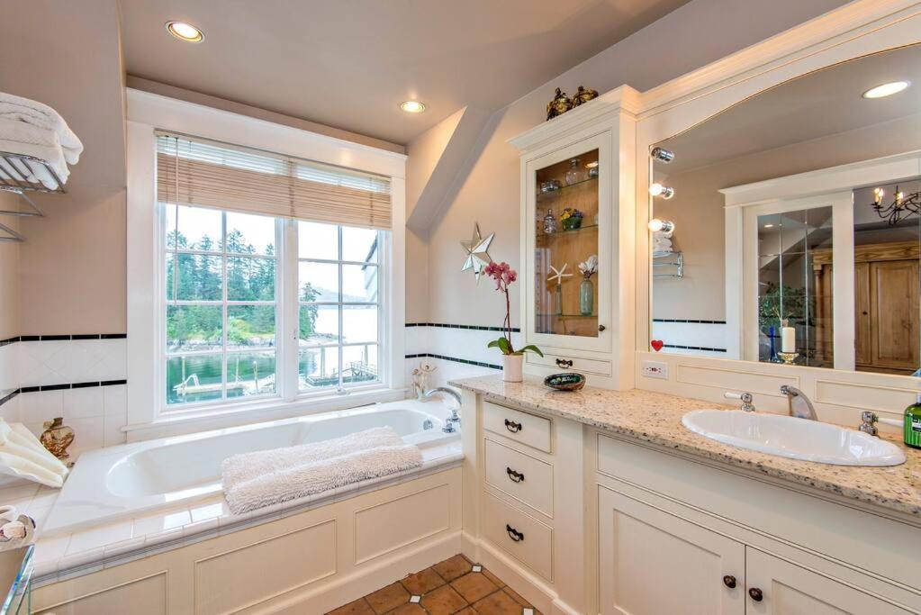 Arrive @ Deep Cove Waterfront Home