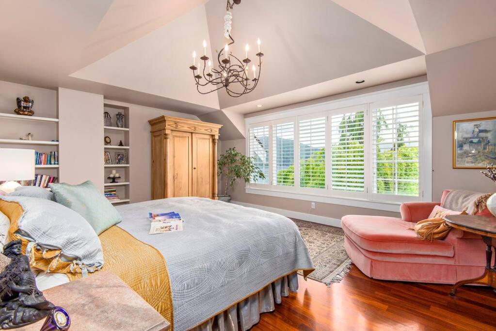 Arrive @ Deep Cove Waterfront Home