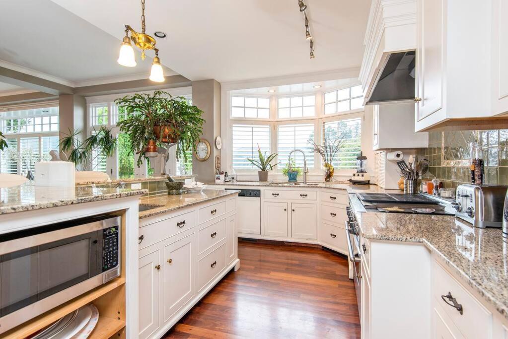 Arrive @ Deep Cove Waterfront Home