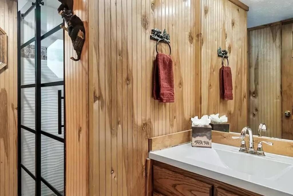 Cozy Cabin, Sleeps 8 - Close to Dollywood with Hot Tub, Arcade, Community Pool view 5