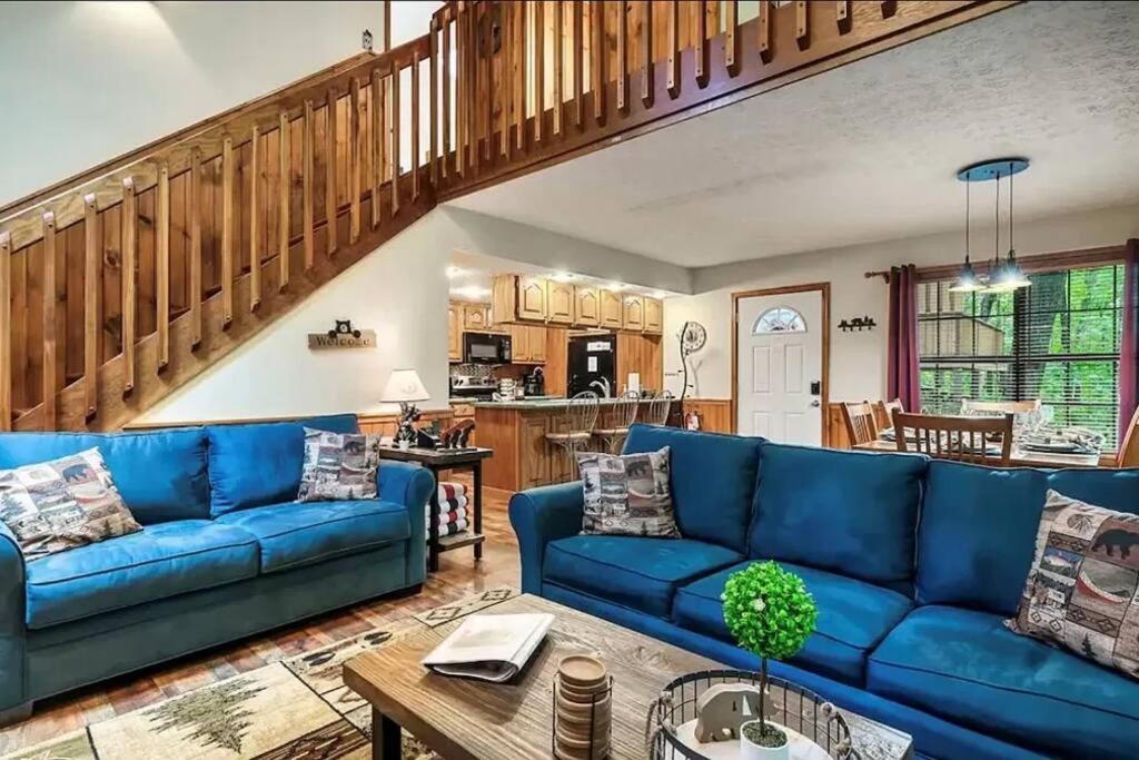 Cozy Cabin, Sleeps 8 - Close to Dollywood with Hot Tub, Arcade, Community Pool view 4