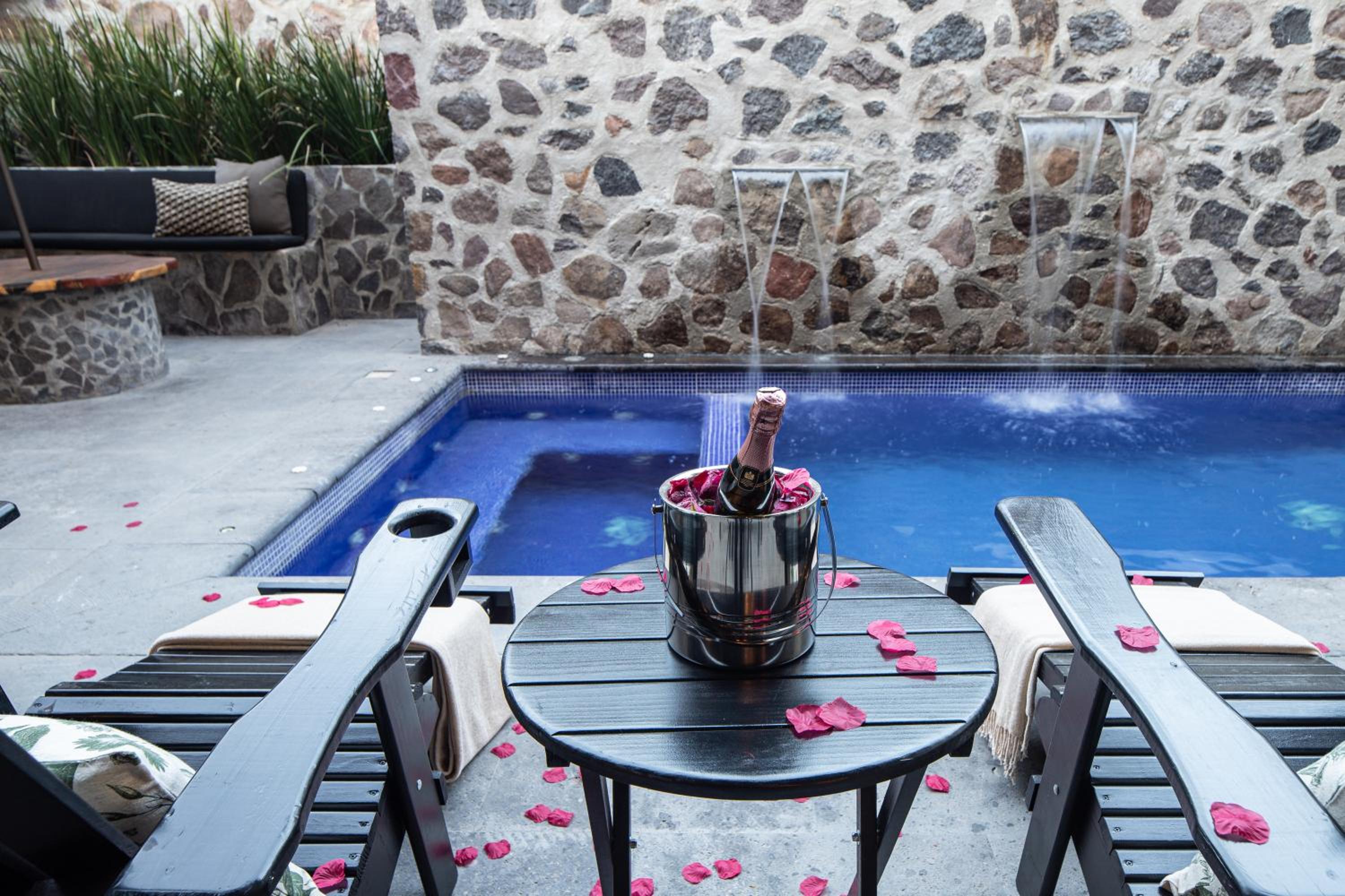 Private Jacuzzi & Pool, Elegant La Escondida 5BR view 4