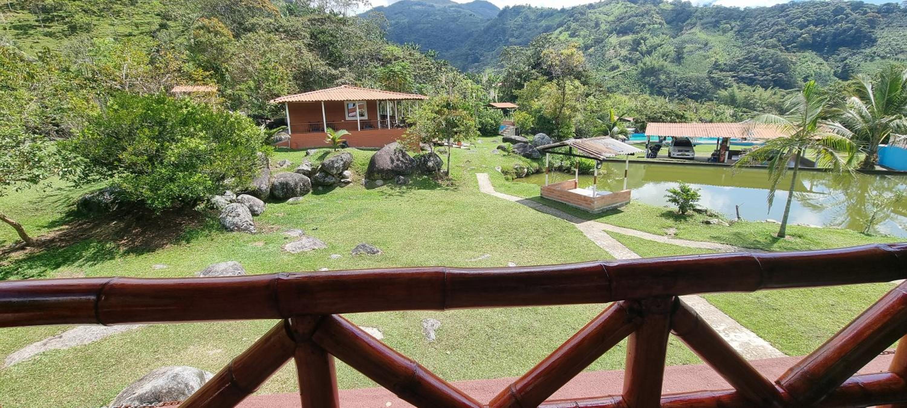 Cabaña rodeada de naturaleza