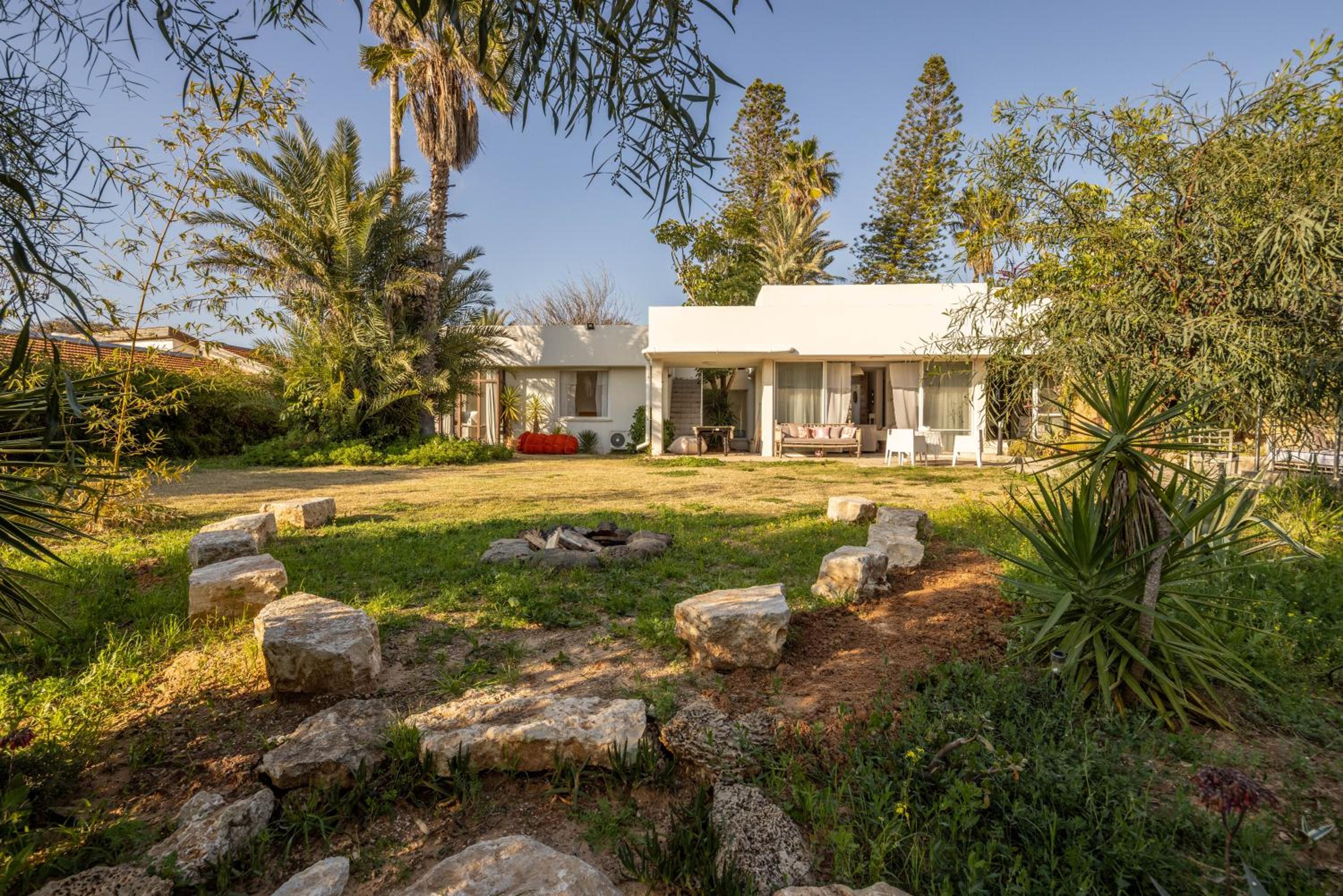 Caesarea Sea-Side Exquisite Retreat with Mamad by Sea N' Rent