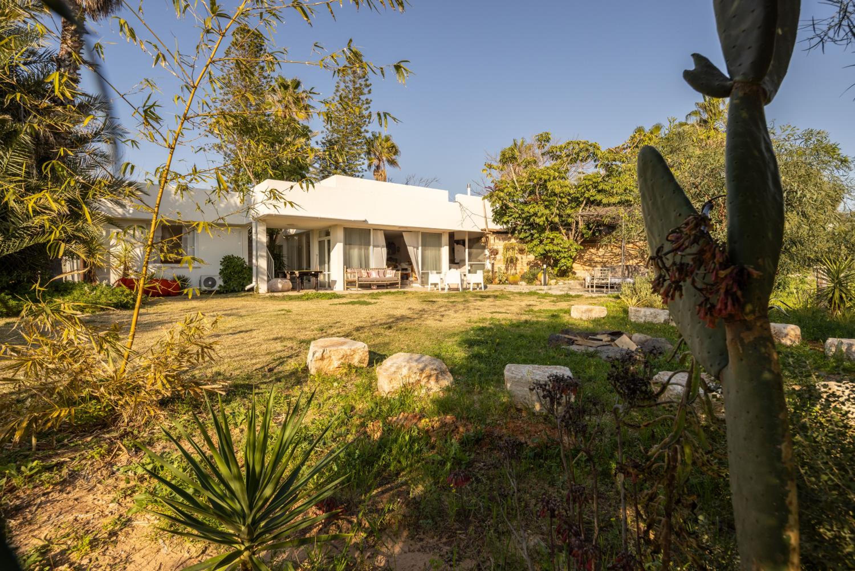 Caesarea Sea-Side Exquisite Retreat with Mamad by Sea N' Rent