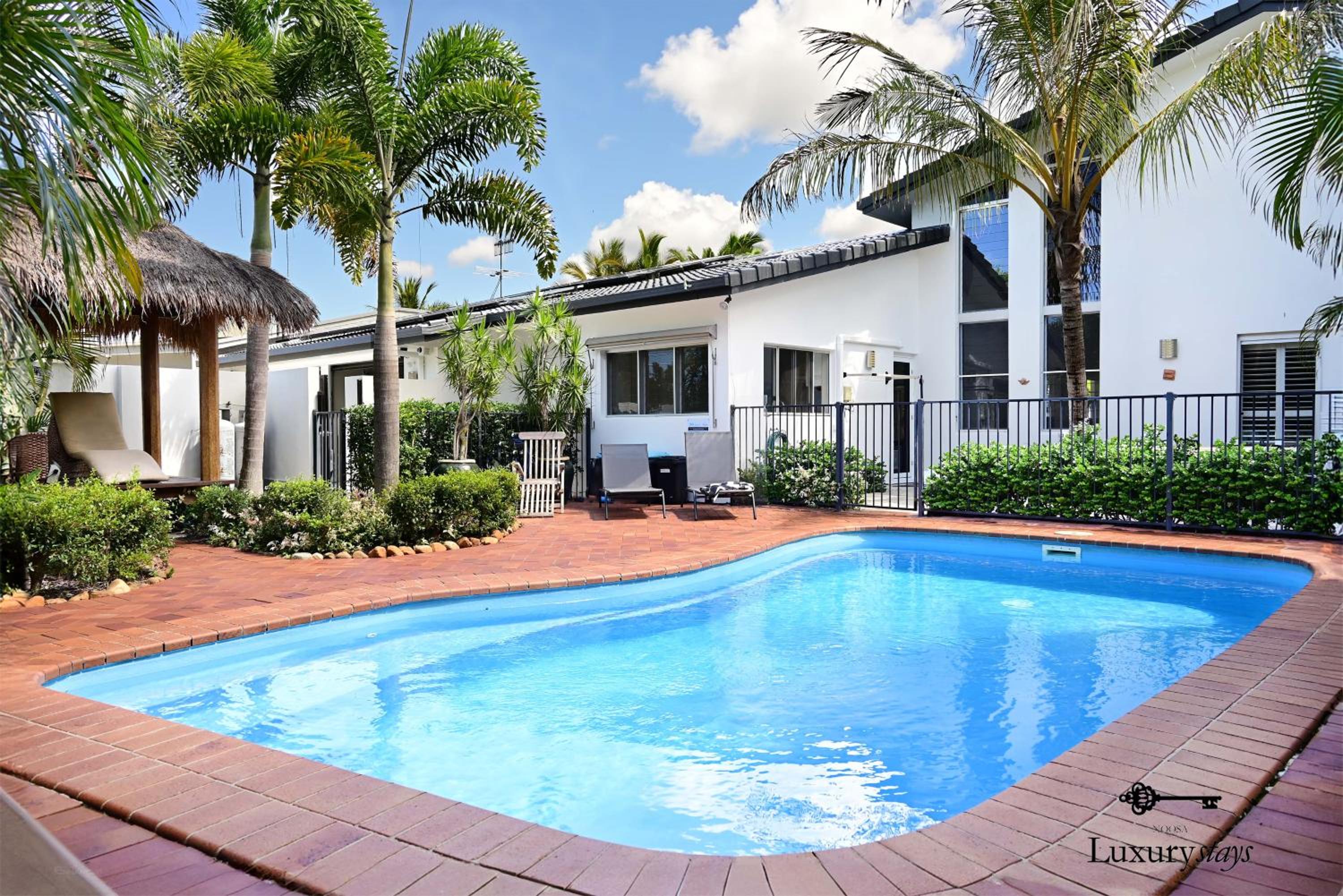 24 Cooran Court - Private Sandy Beach and Pontoon