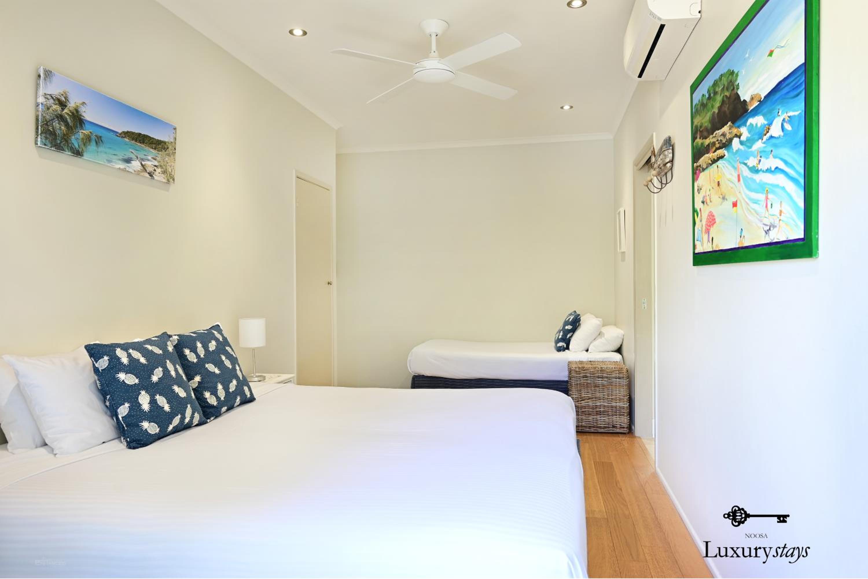 24 Cooran Court - Private Sandy Beach and Pontoon