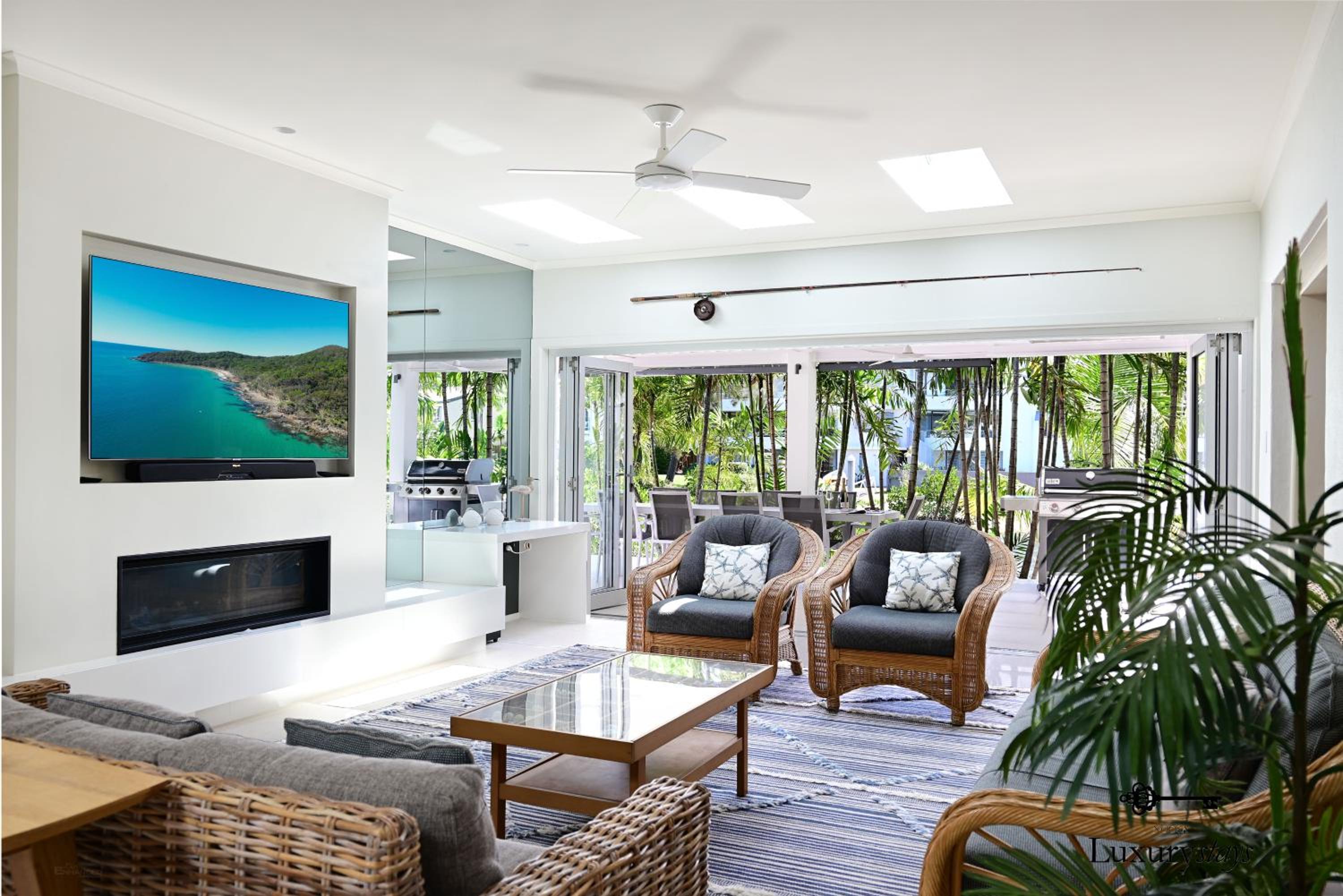 24 Cooran Court - Private Sandy Beach and Pontoon