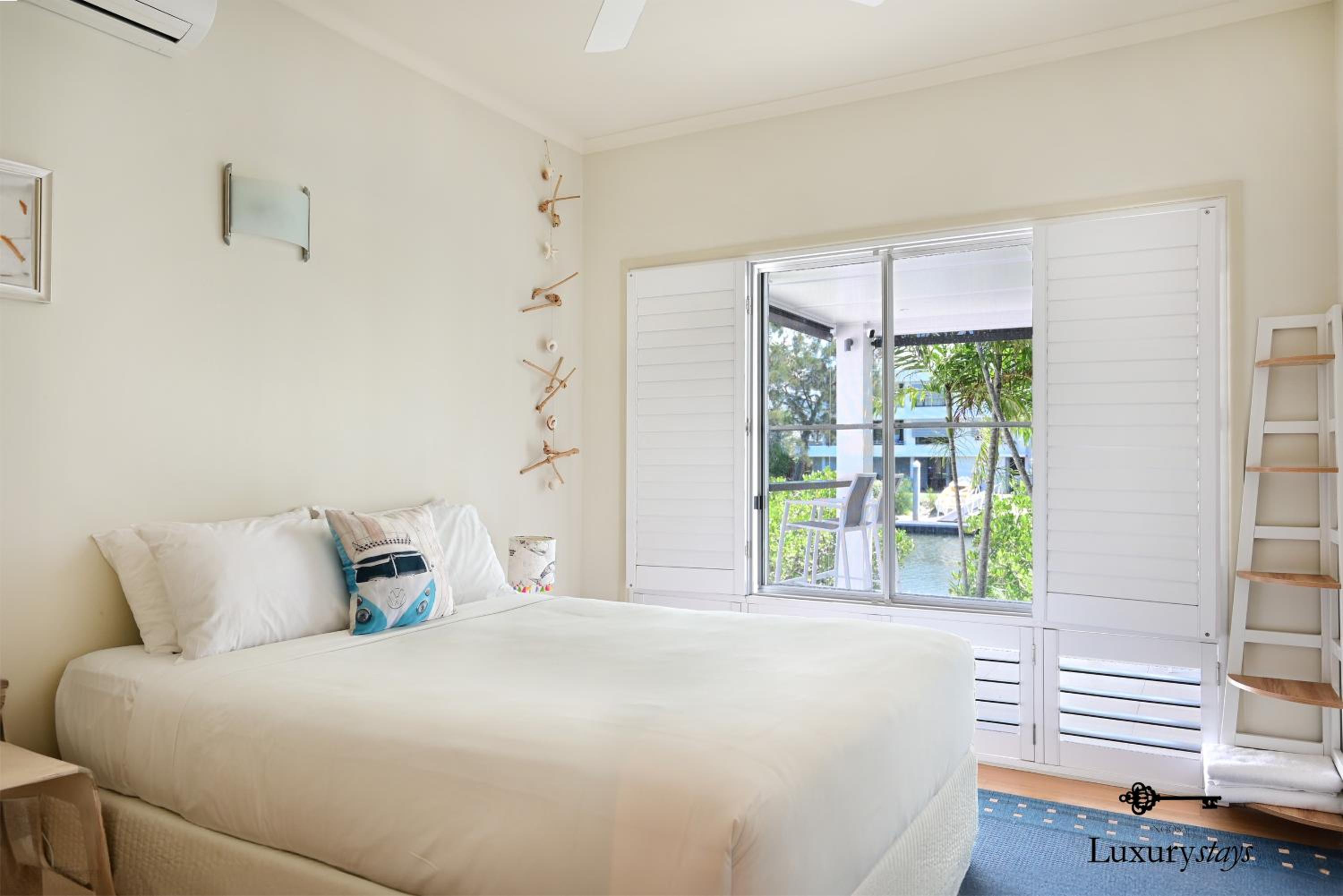 24 Cooran Court - Private Sandy Beach and Pontoon