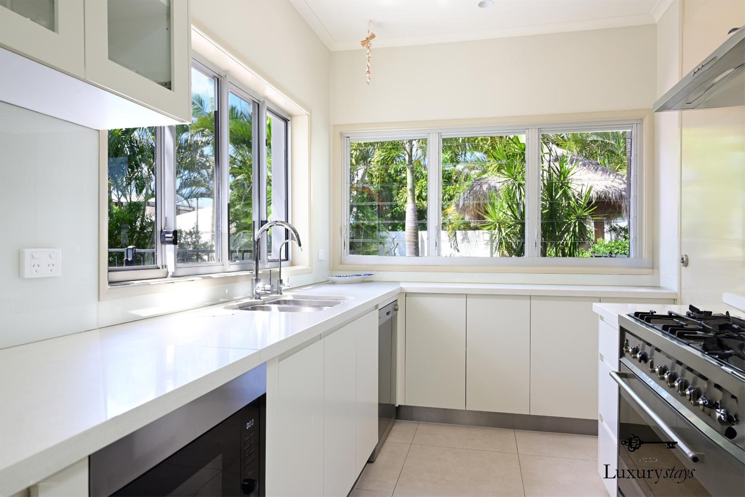 24 Cooran Court - Private Sandy Beach and Pontoon