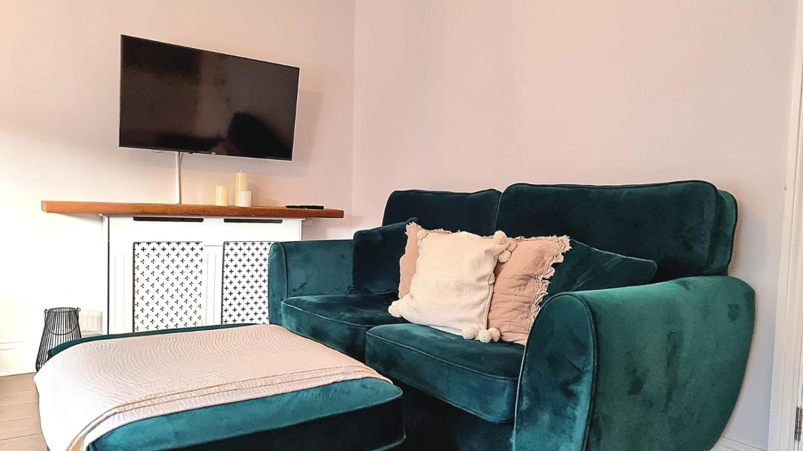Top floor 1BR apartment central Matlock