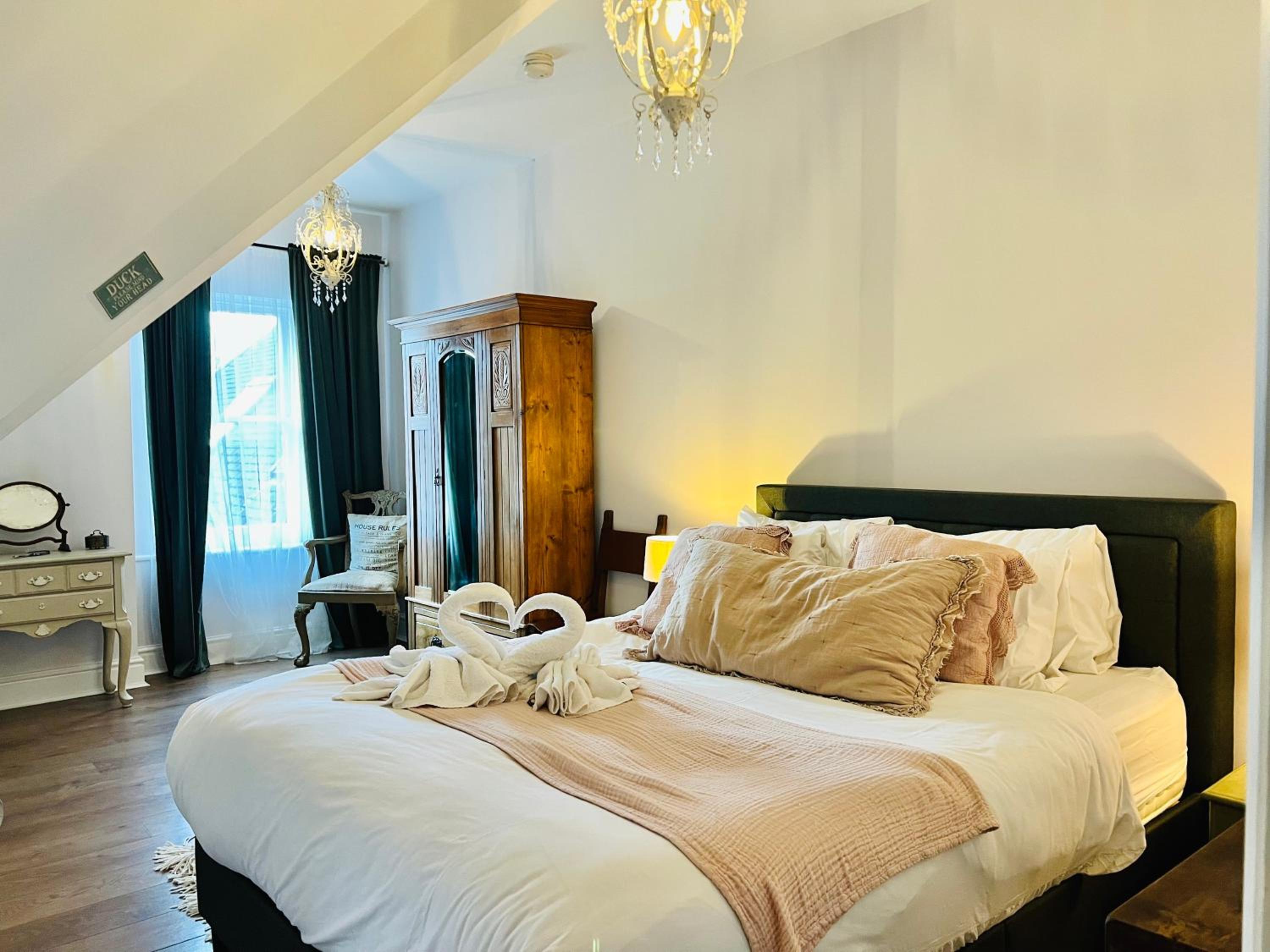 Top floor 1BR apartment central Matlock