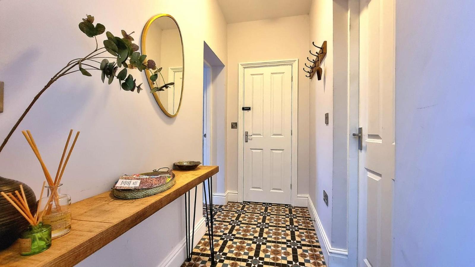 Top floor 1BR apartment central Matlock