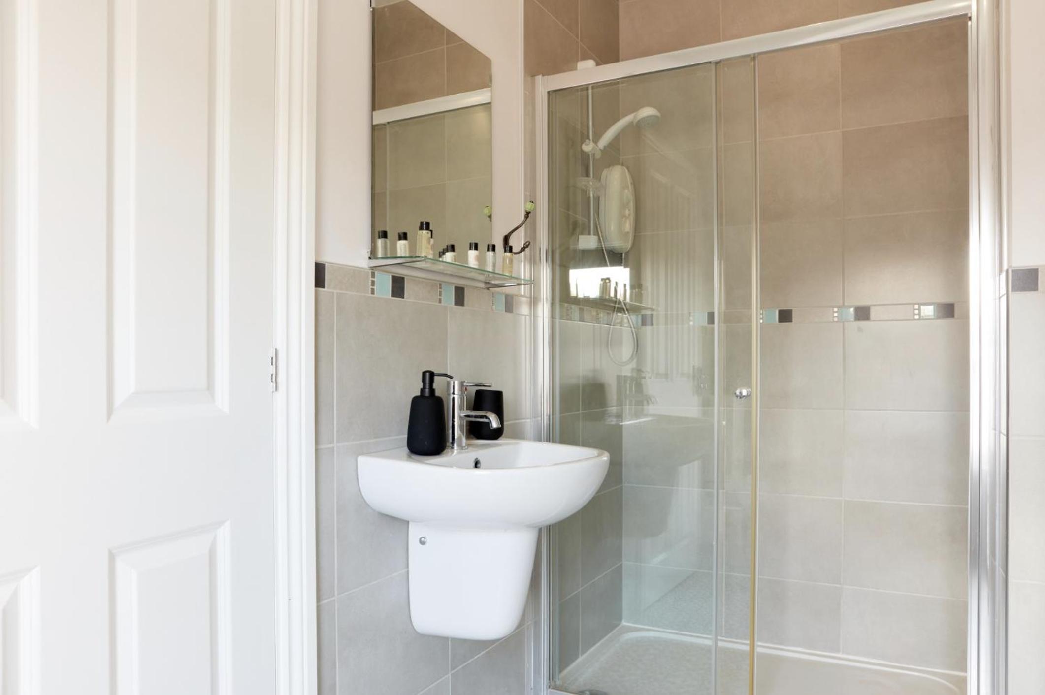 Top floor 1BR apartment central Matlock