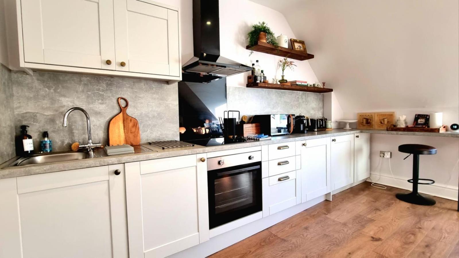 Top floor 1BR apartment central Matlock