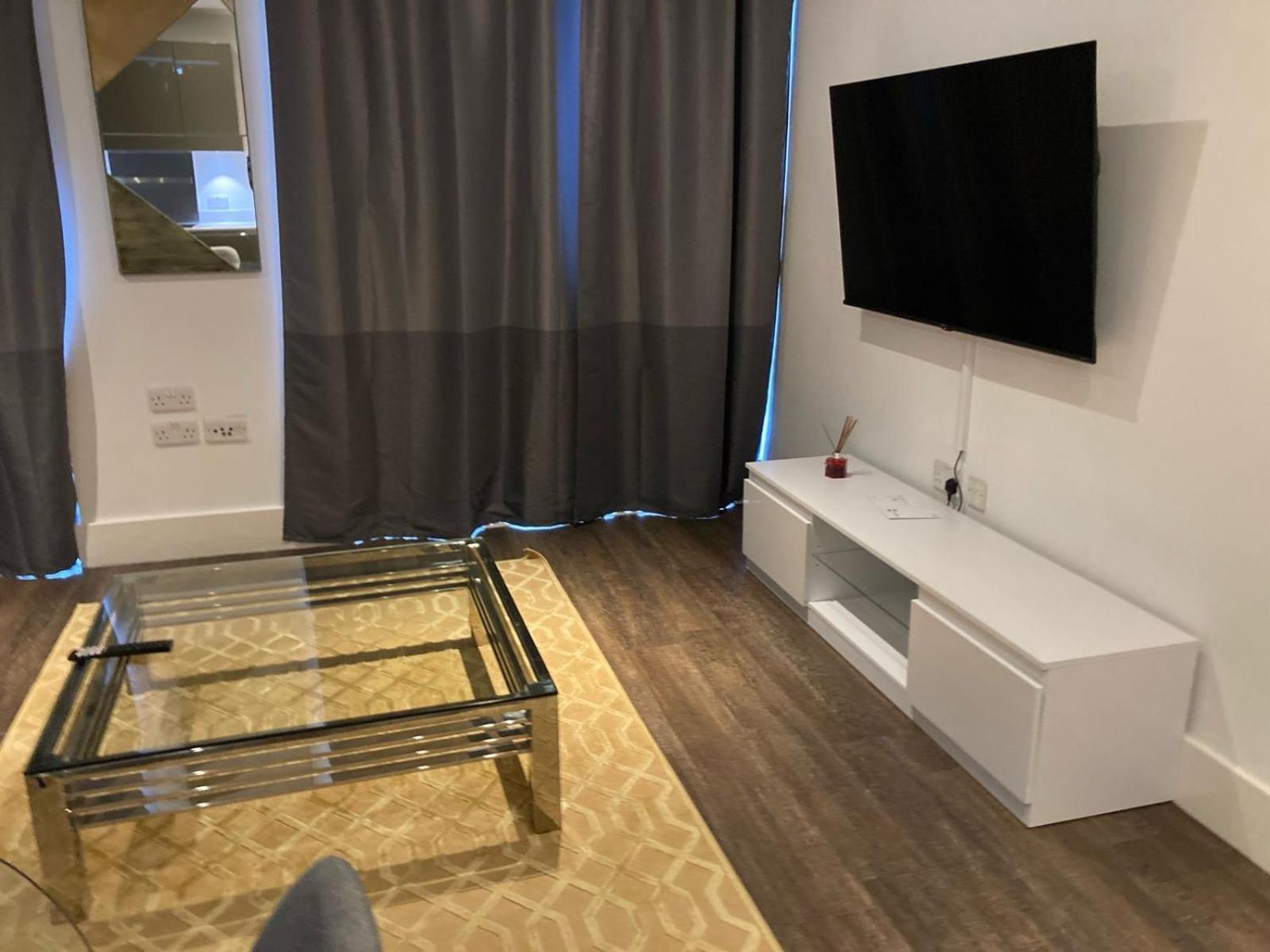 Phoenix 2 Bedroom Apartment in london view 5