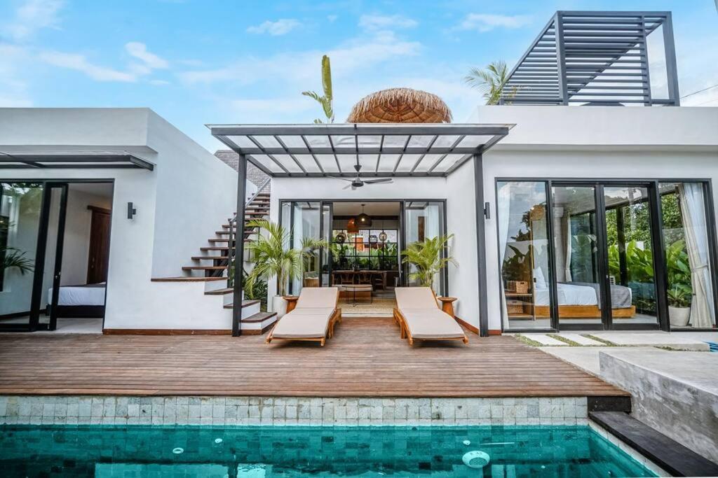 Villa Nyanyi Satu - 4BR Luxury Tropical Jungle Villa 4 Mins to Beach