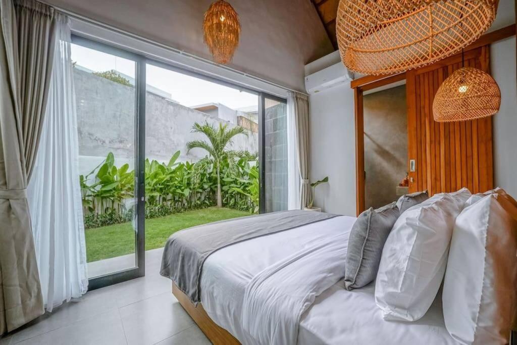 Villa Nyanyi Satu - 4BR Luxury Tropical Jungle Villa 4 Mins to Beach