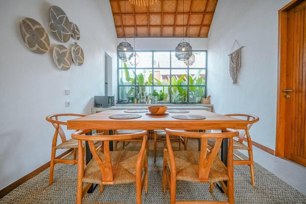 Villa Nyanyi Satu - 4BR Luxury Tropical Jungle Villa 4 Mins to Beach