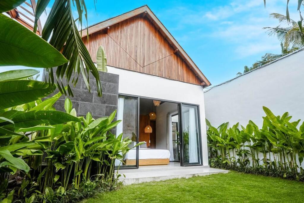 Villa Nyanyi Satu - 4BR Luxury Tropical Jungle Villa 4 Mins to Beach
