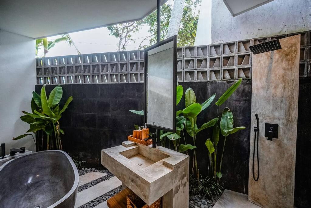 Villa Nyanyi Satu - 4BR Luxury Tropical Jungle Villa 4 Mins to Beach