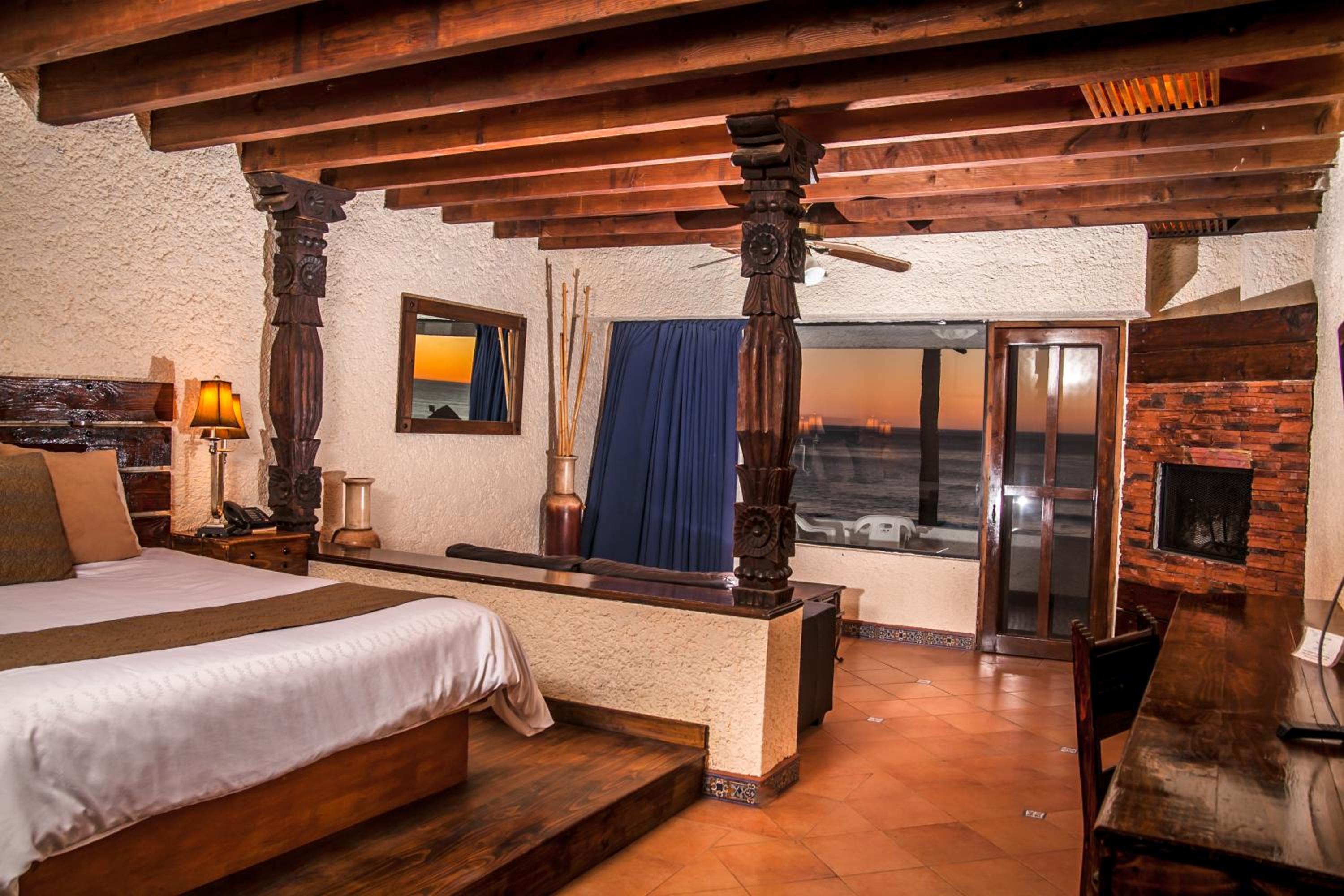 Las Rocas Resort & Spa
