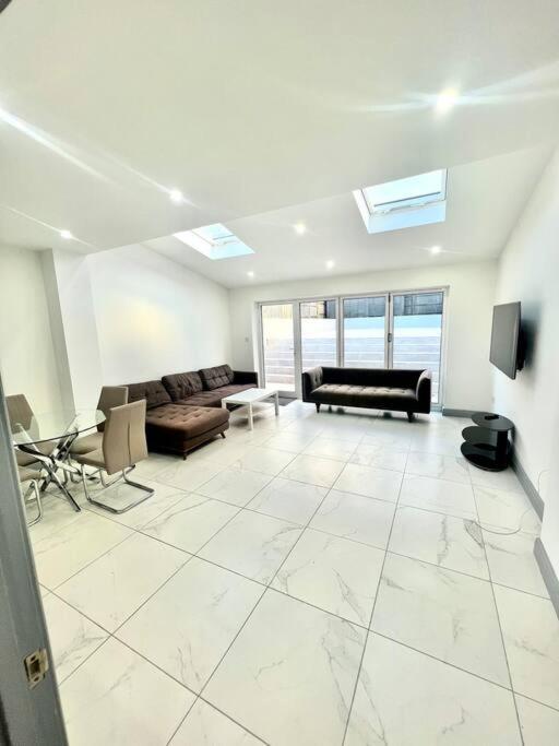 Promotion Half Price 3 Bedroom House In Putney view 2