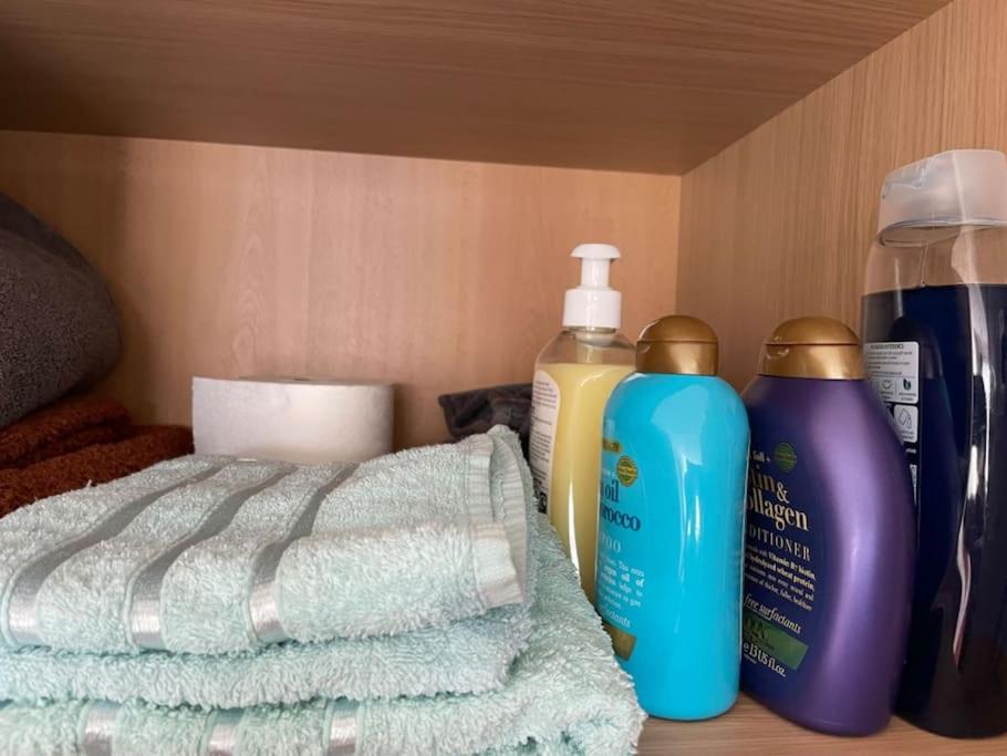 Double Bedroom with a balcony & ensuite bathroom and a new quality mattress in London Canary Wharf with direct train from Heathrow, also convenient from St