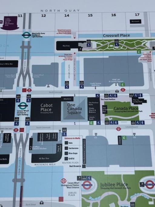 Double Bedroom with a balcony & ensuite bathroom and a new quality mattress in London Canary Wharf with direct train from Heathrow, also convenient from St