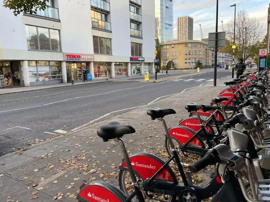 Double Bedroom with a balcony & ensuite bathroom and a new quality mattress in London Canary Wharf with direct train from Heathrow, also convenient from St