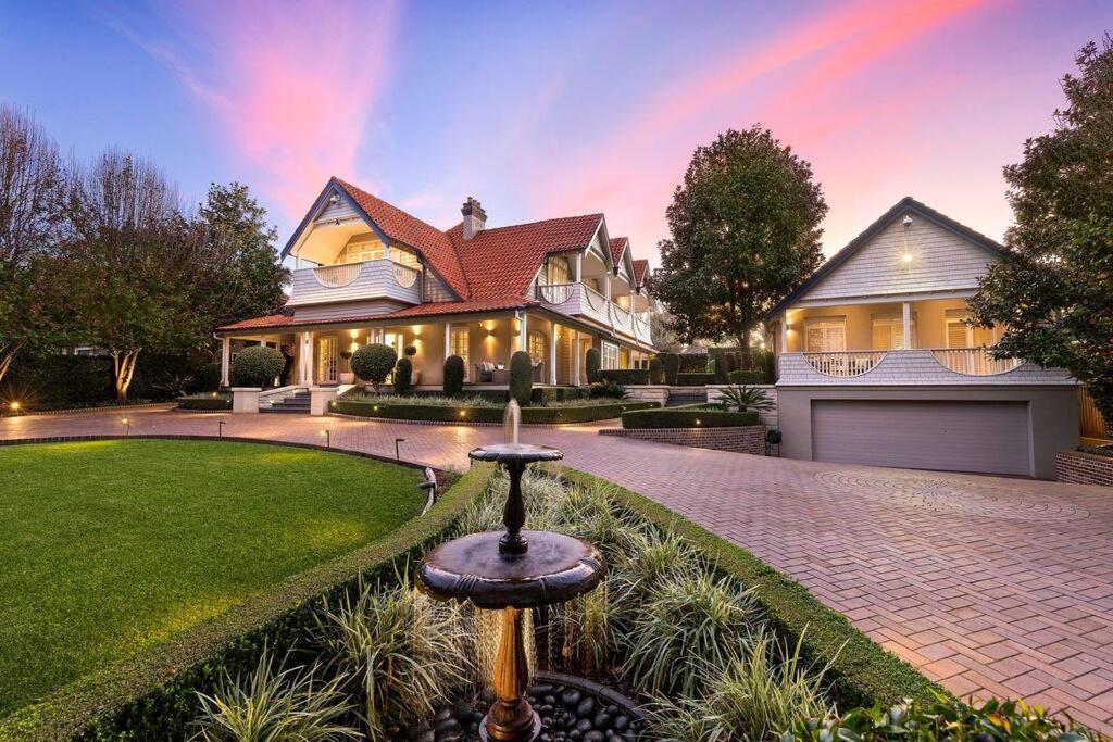 'Lynwood' Warrawee Manor- Koi Home