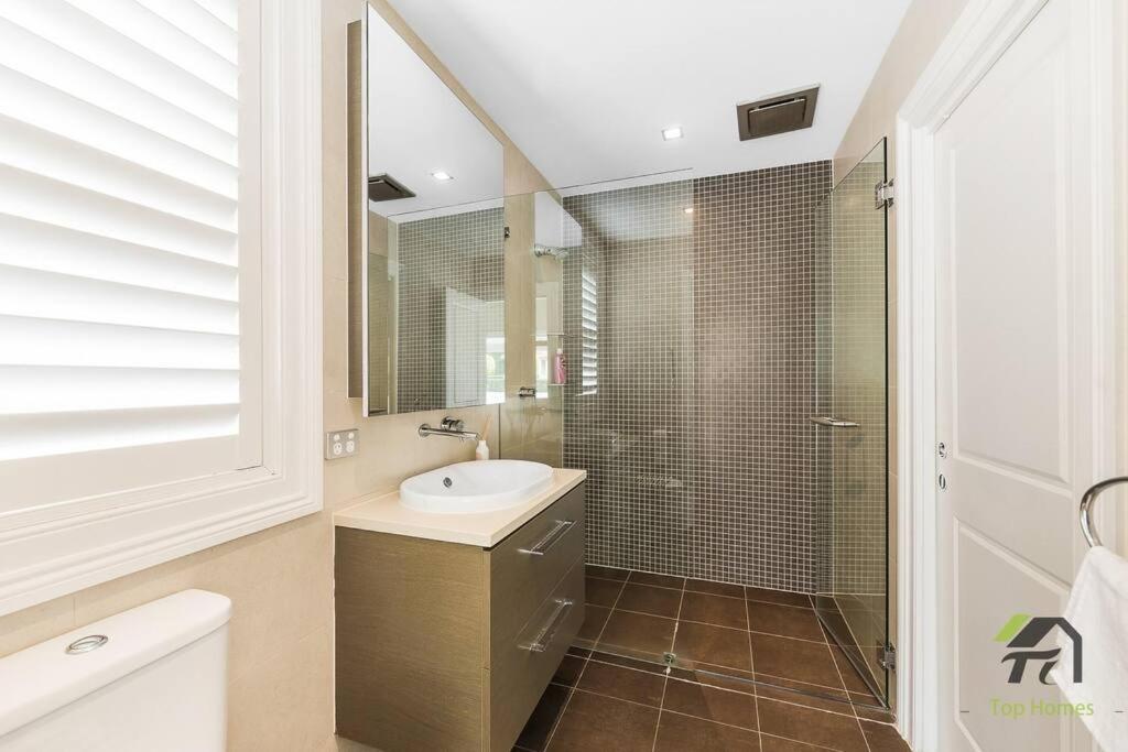 'Lynwood' Warrawee Manor- Koi Home
