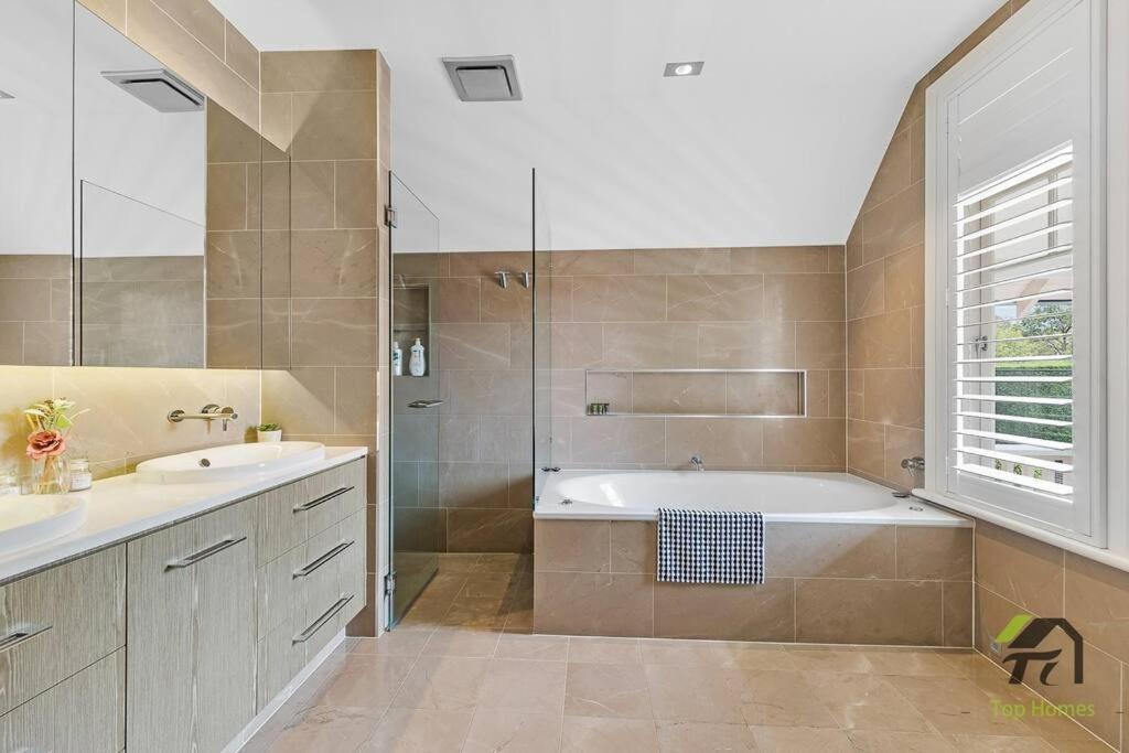 'Lynwood' Warrawee Manor- Koi Home