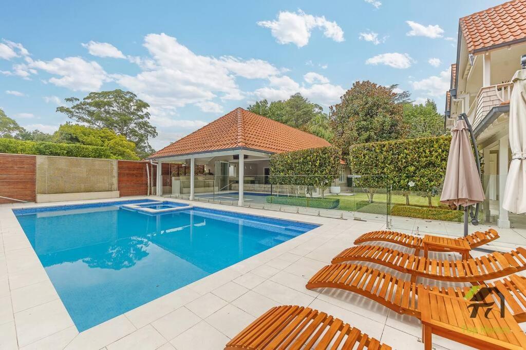 'Lynwood' Warrawee Manor- Koi Home