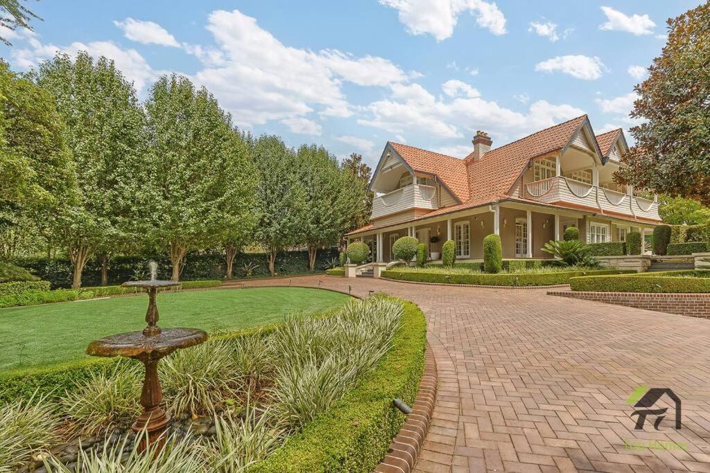 'Lynwood' Warrawee Manor- Koi Home