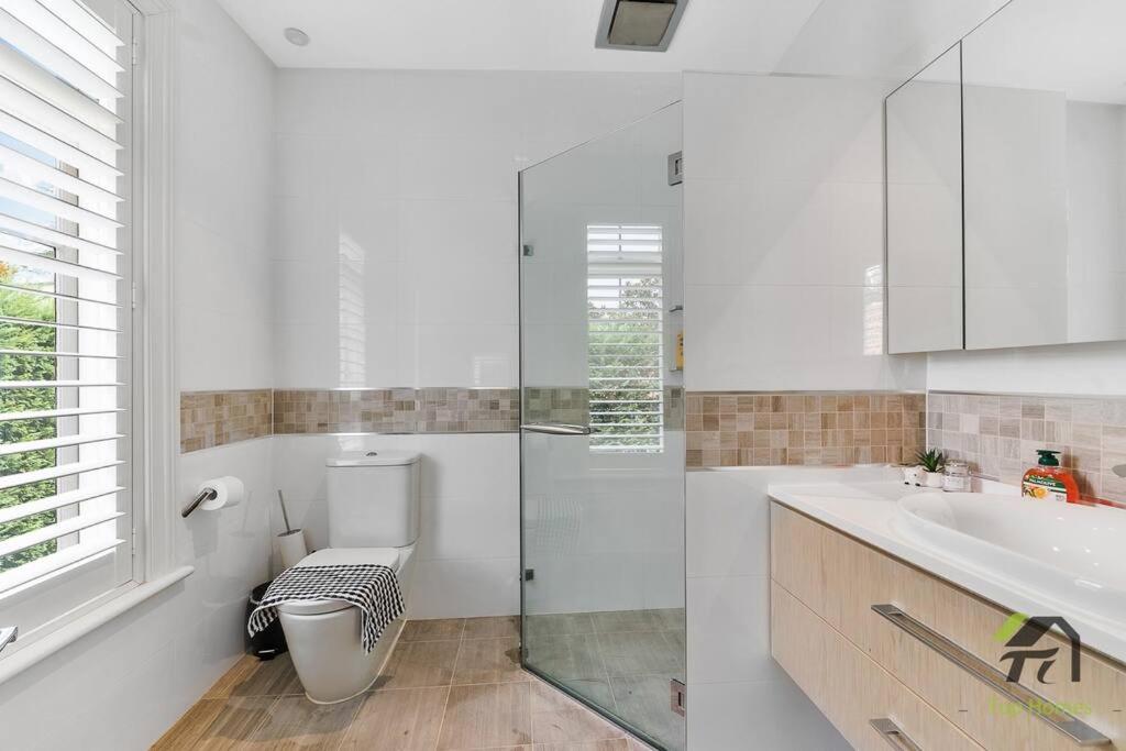 'Lynwood' Warrawee Manor- Koi Home