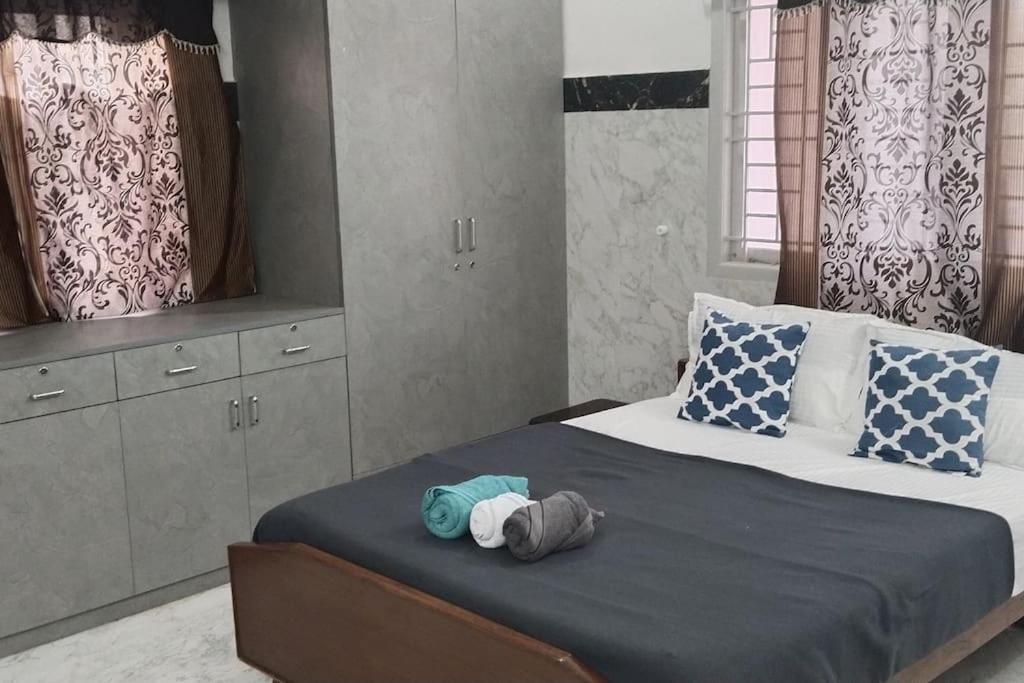 Roof-top stay in centre of city view 4