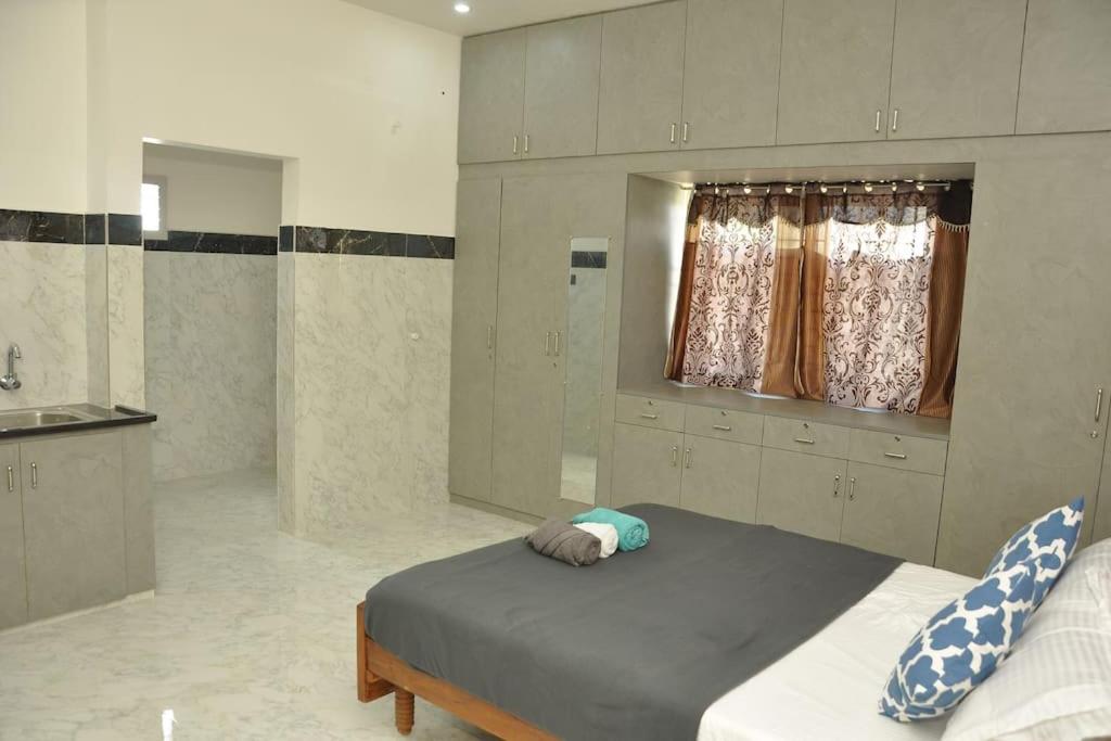 Roof-top stay in centre of city view 5