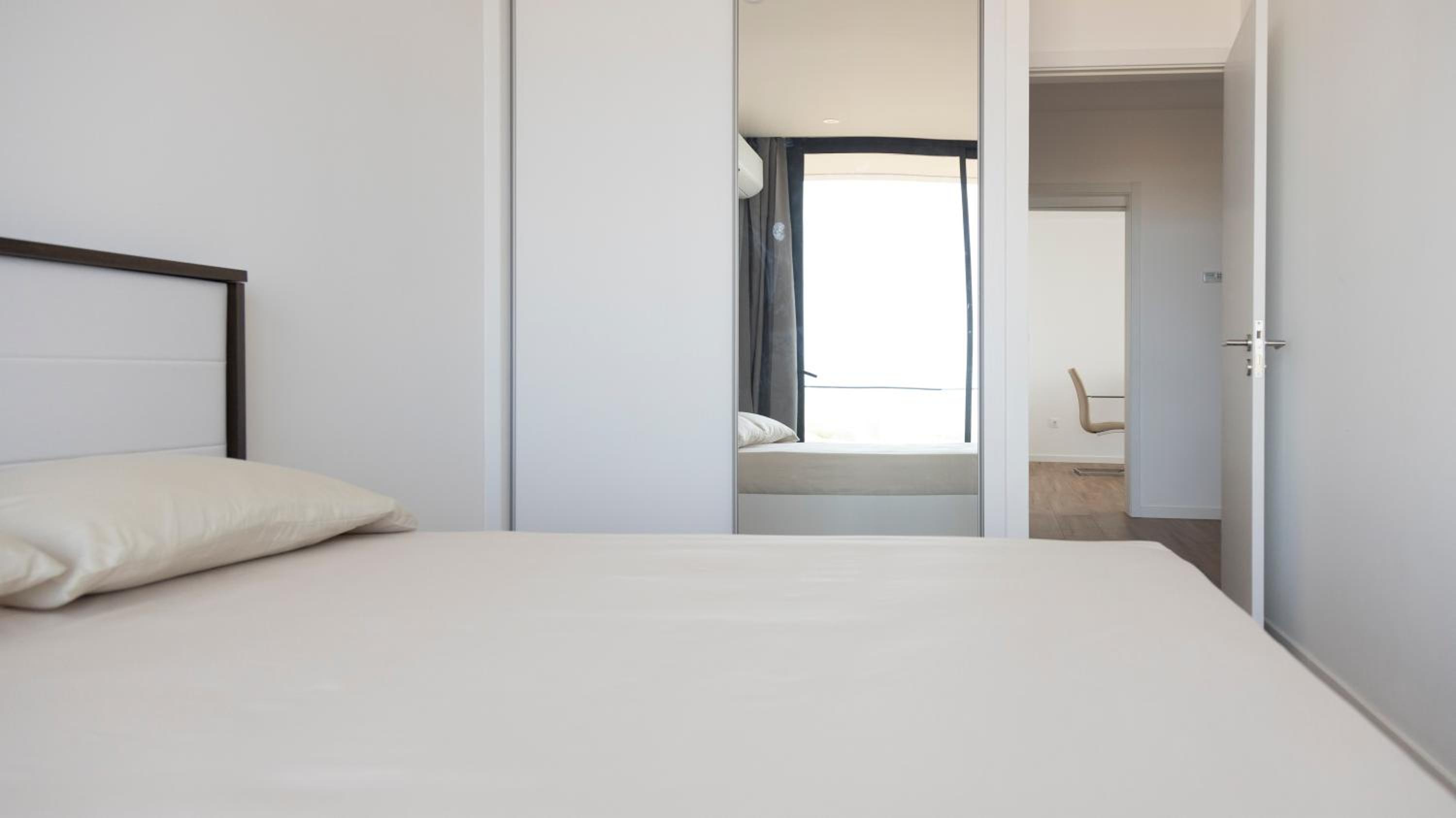 Lux 3-BR: Panoramic Sea View & Rooftop Pool