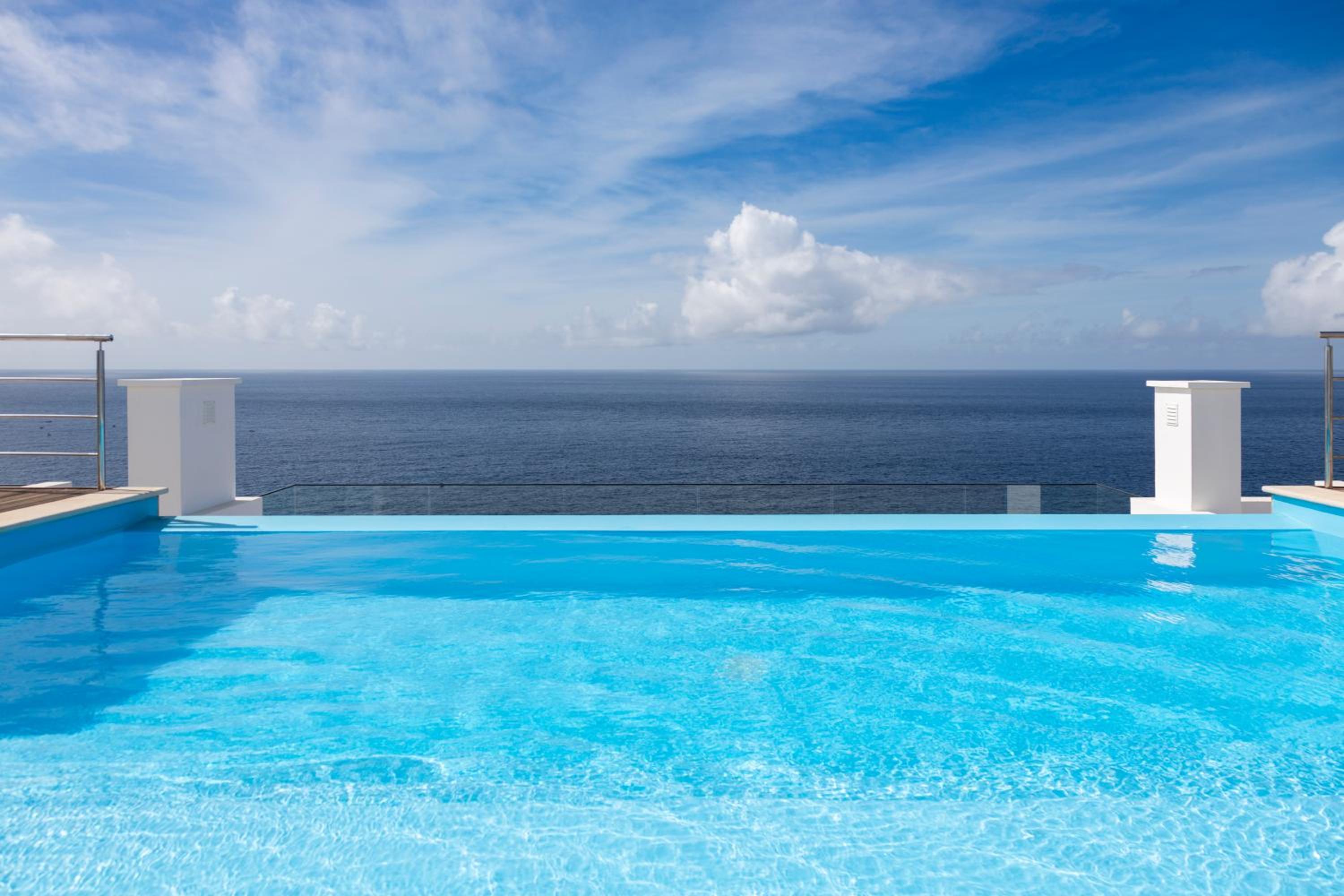 Lux 3-BR: Panoramic Sea View & Rooftop Pool