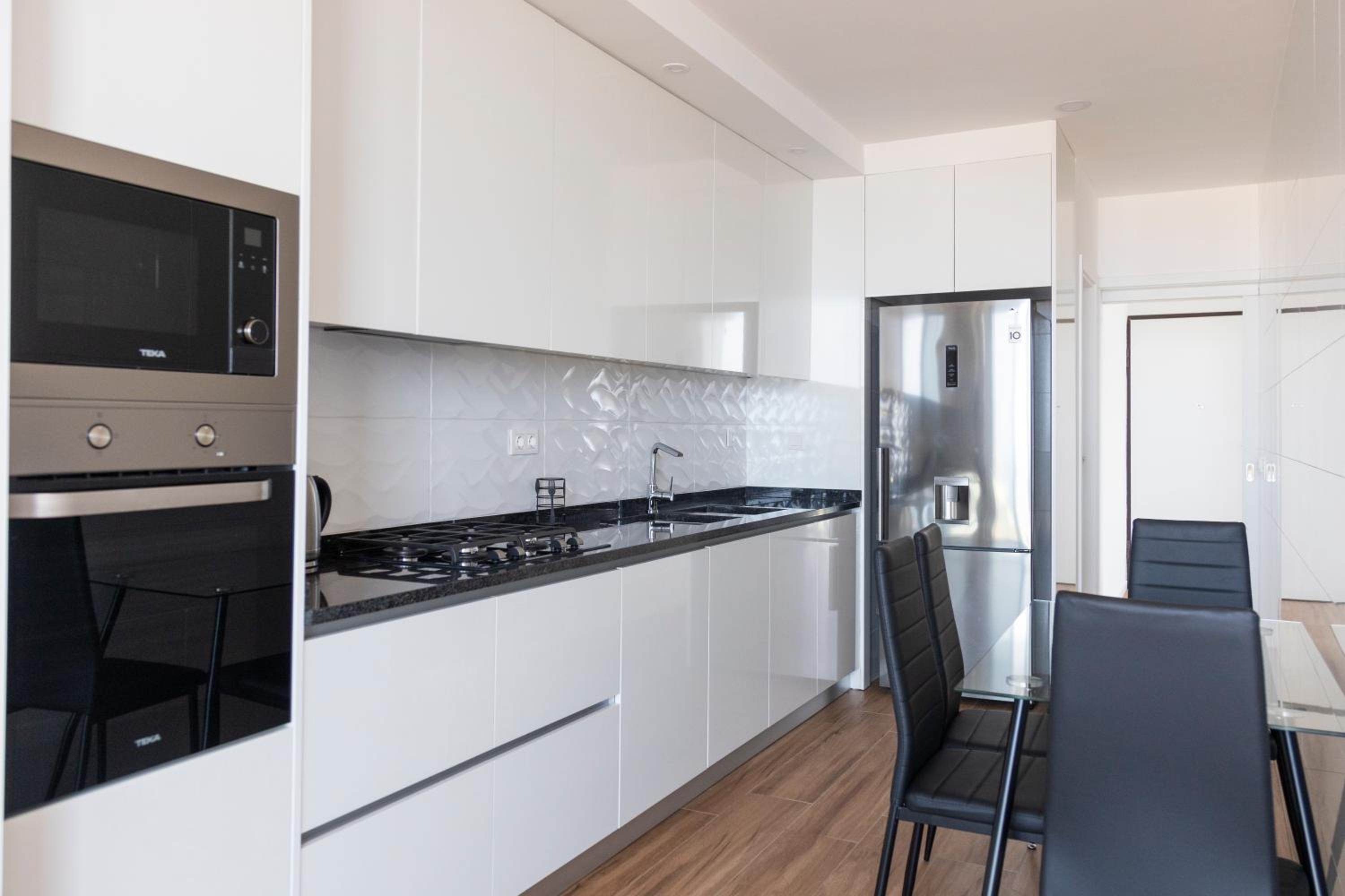Lux 3-BR: Panoramic Sea View & Rooftop Pool