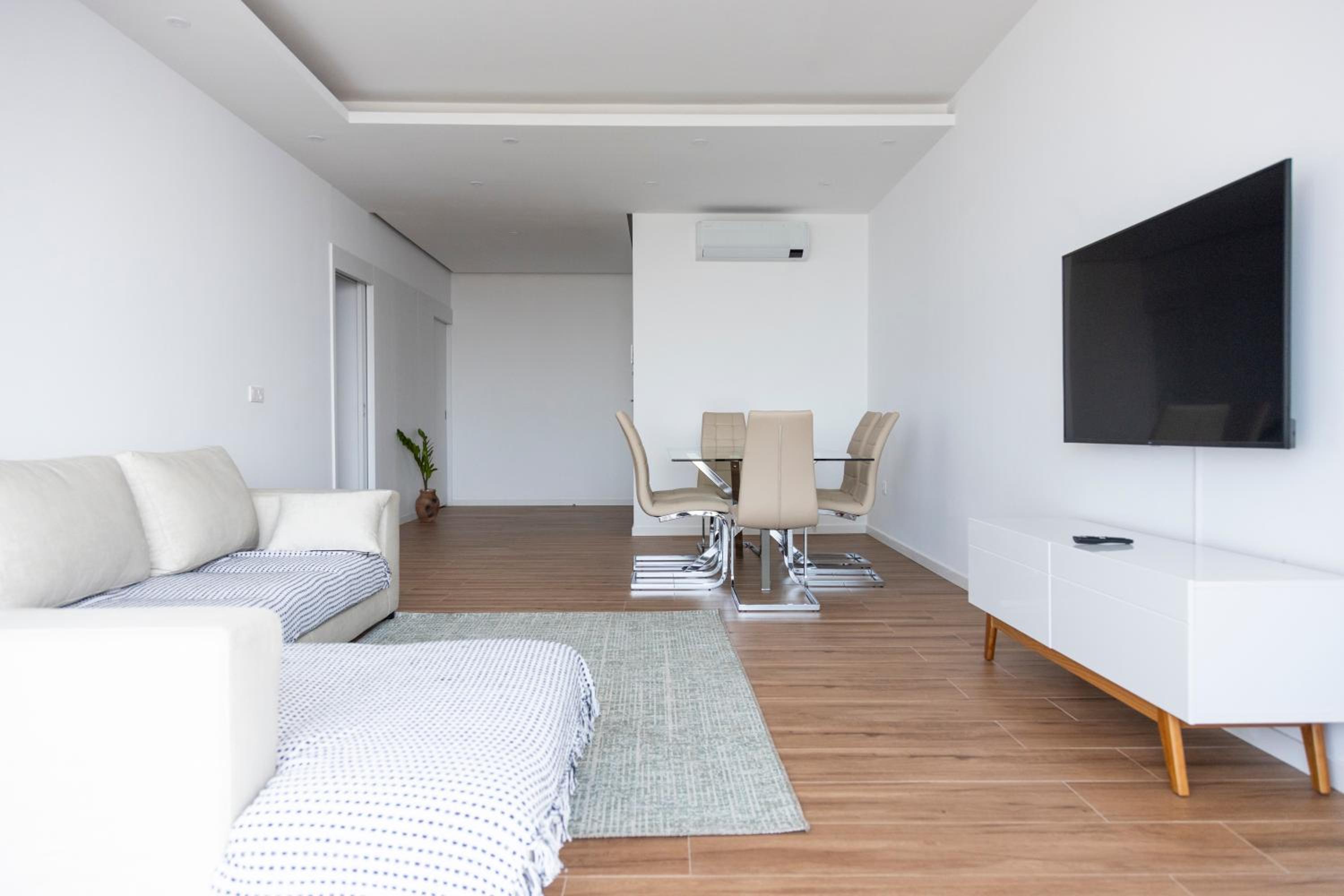 Lux 3-BR: Panoramic Sea View & Rooftop Pool