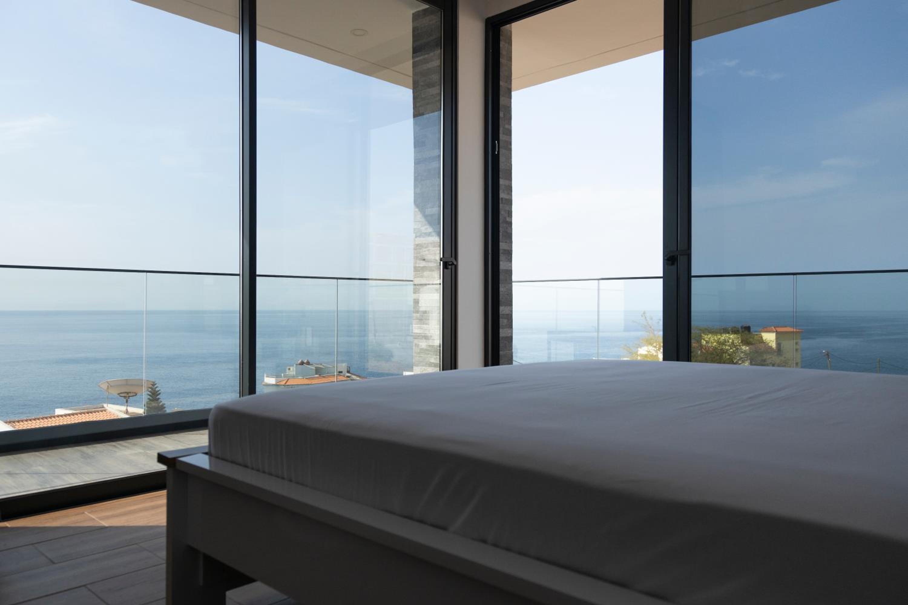 Lux 3-BR: Panoramic Sea View & Rooftop Pool