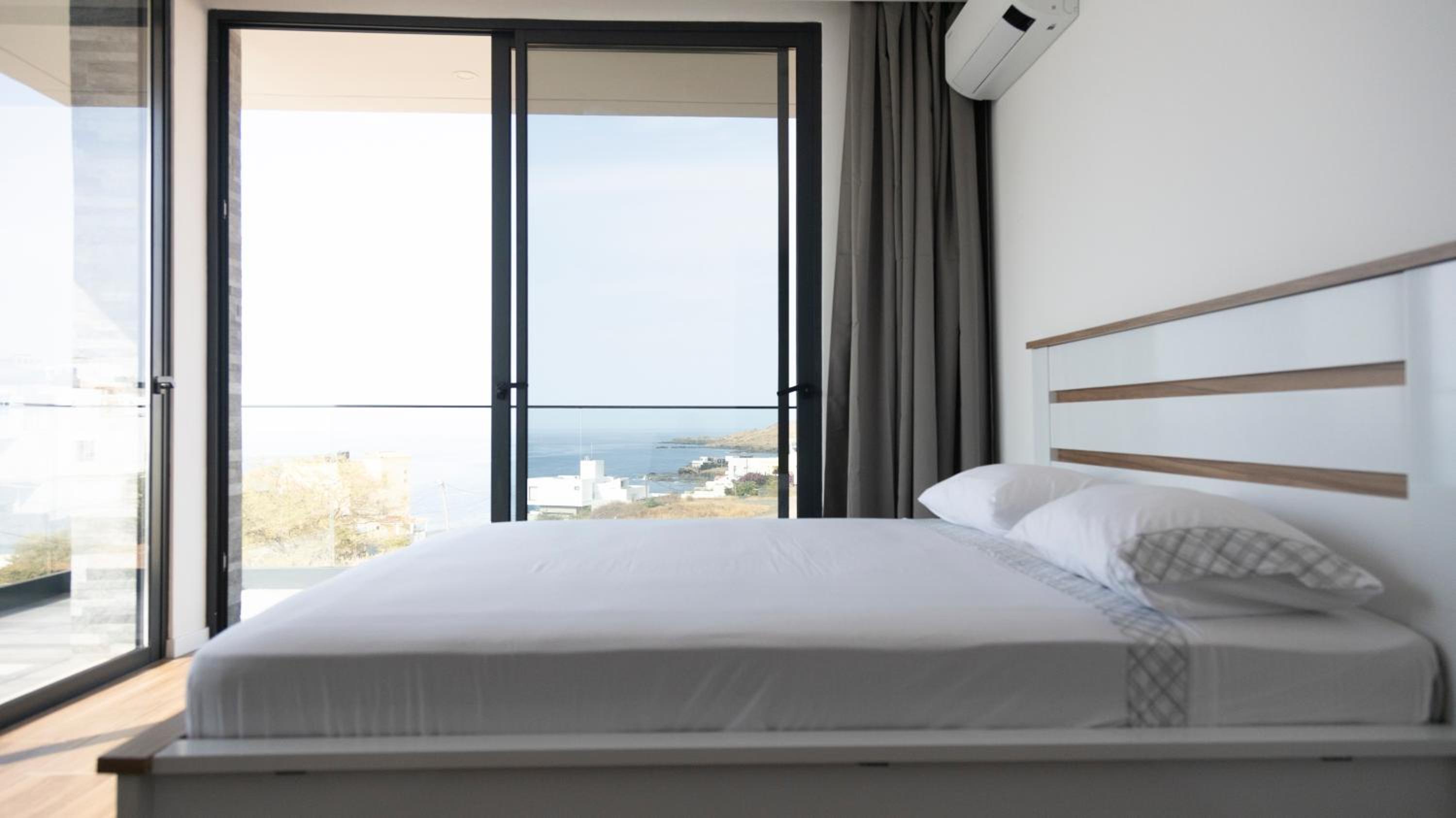 Lux 3-BR: Panoramic Sea View & Rooftop Pool
